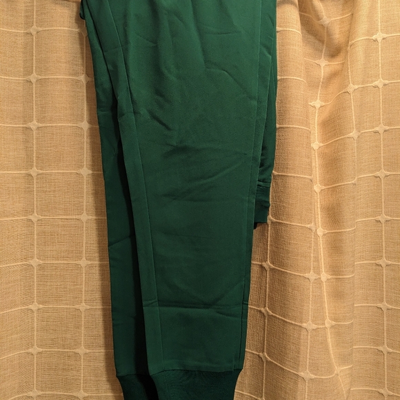 NWT Hunter Green Mandala Scrub Set - Picture 4 of 5